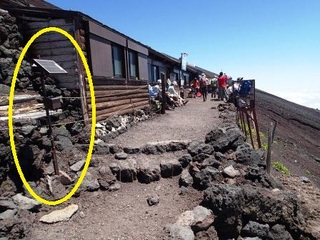 富士宮口八合目・池田館脇の赤外線カウンター。公式写真の黄色い楕円が装置を示す